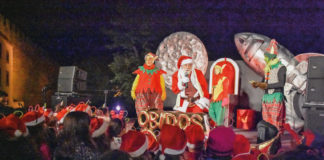 Música, marionetas gigantes e neve no acender das luzes de Natal em Óbidos