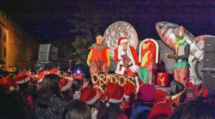 Música, marionetas gigantes e neve no acender das luzes de Natal em Óbidos