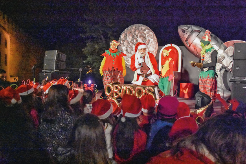 Música, marionetas gigantes e neve no acender das luzes de Natal em Óbidos