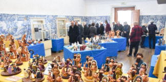 Há presépios de vários tamanhos e materiais para ver na região