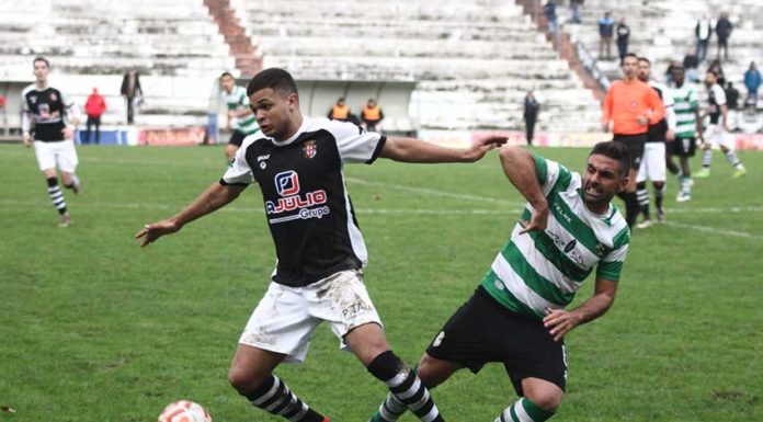 Goleador improvável impede derrota caseira