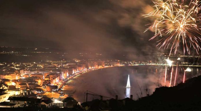 Árvore de Natal de São Martinho do Porto inaugurada perante multidão