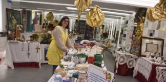 Liga dos Amigos do Hospital promove venda de Natal na Praça da Fruta