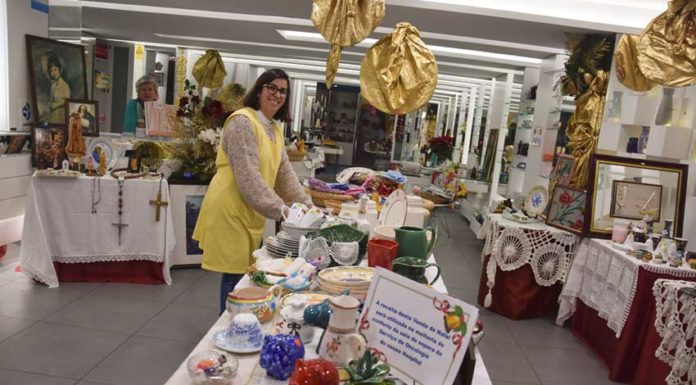 Liga dos Amigos do Hospital promove venda de Natal na Praça da Fruta