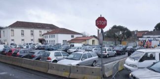 Estacionamento atrás do chafariz das 5 bicas é utilizado mas protocolo tarda em ser firmado