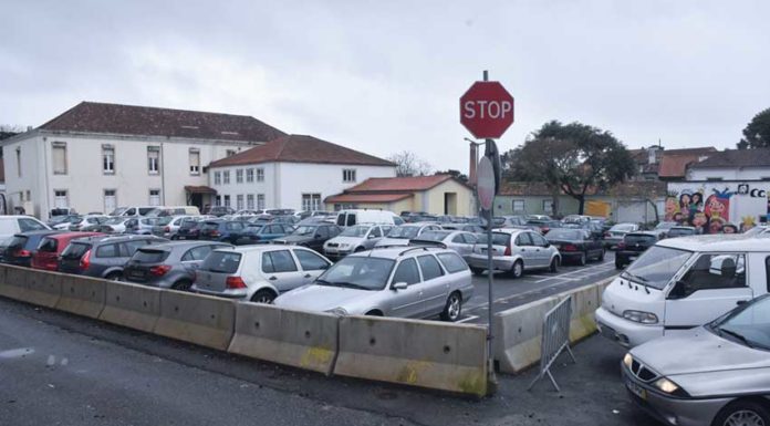 Estacionamento atrás do chafariz das 5 bicas é utilizado mas protocolo tarda em ser firmado