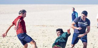 Mais de 30 pessoas cumpriram a tradição do mergulho na Foz do Arelho no primeiro dia do ano