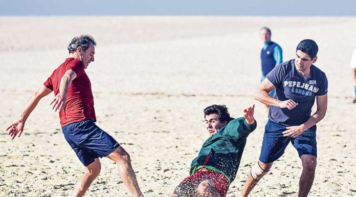 Mais de 30 pessoas cumpriram a tradição do mergulho na Foz do Arelho no primeiro dia do ano