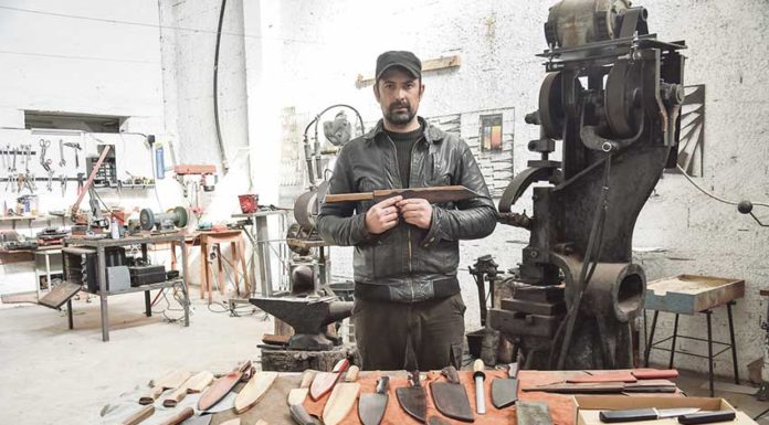 Artista plástico troca arte pela cutelaria artesanal nas Caldas