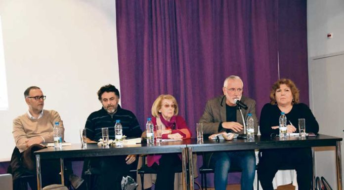 Escritores locais reunidos em volta das cidades