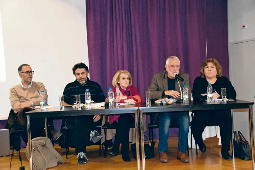 Escritores locais reunidos  em volta das cidades