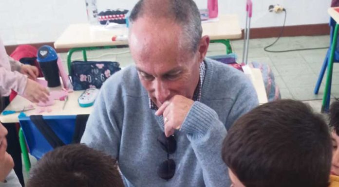 Quando os mais velhos ensinam como se brincava na sua época