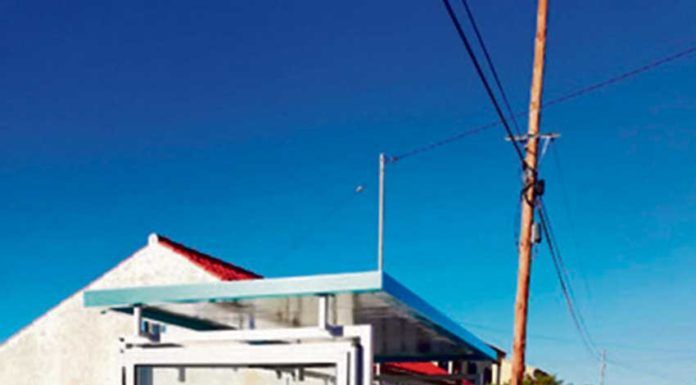 Abrigos em material reciclado instalados