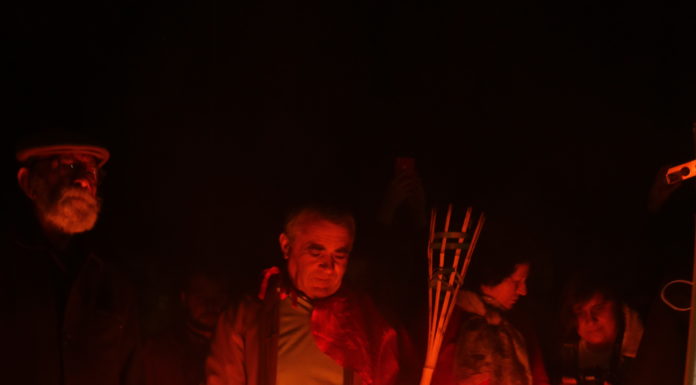 Enterro do entrudo juntou dezenas de “viúvas” carpideiras