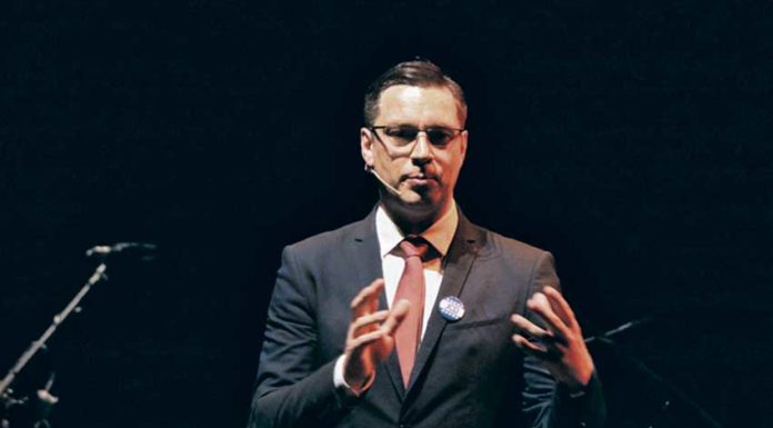 Jovem Conservador de Direita começou digressão de Supremacista Cultural com actuação no CCC