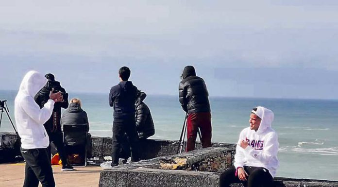 Surfista apanhado pela força das ondas gigantes na Praia do Norte