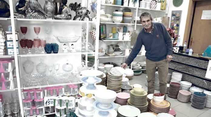 Há uma loja de louça junto ao Chafariz das Cinco Bicas