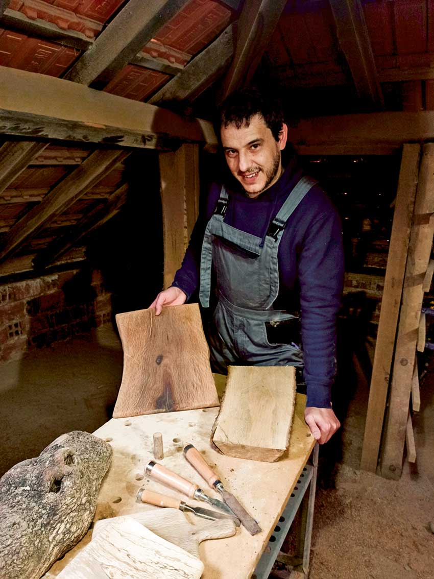 O designer que não gosta de ver madeira a arder e que a resgata para fazer peças