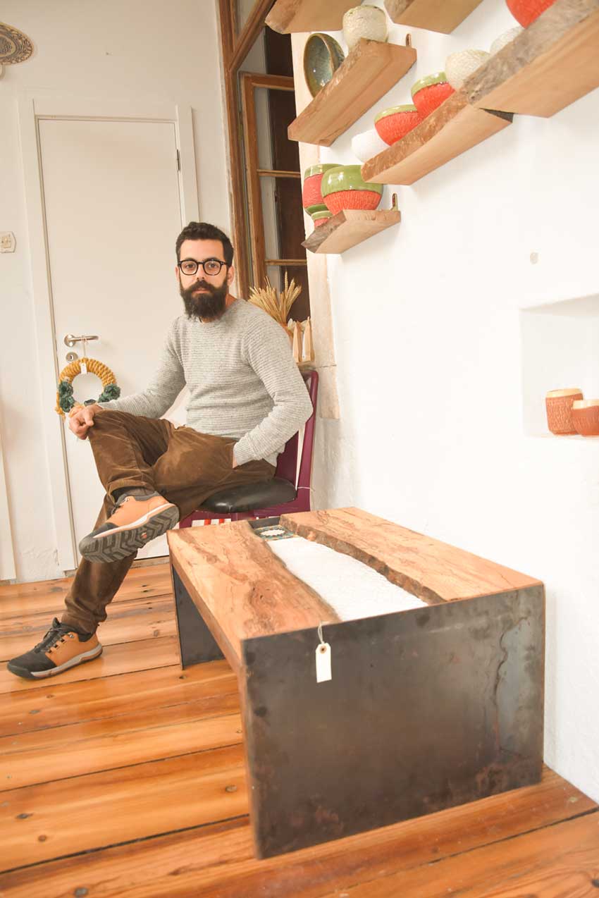 O designer-artesão que se dedica  a trabalhar  com madeira recuperada