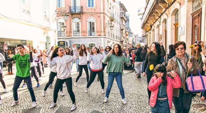 Flashmob da secção de hip hop dos Pimpões sensibiliza população para direitos das mulheres