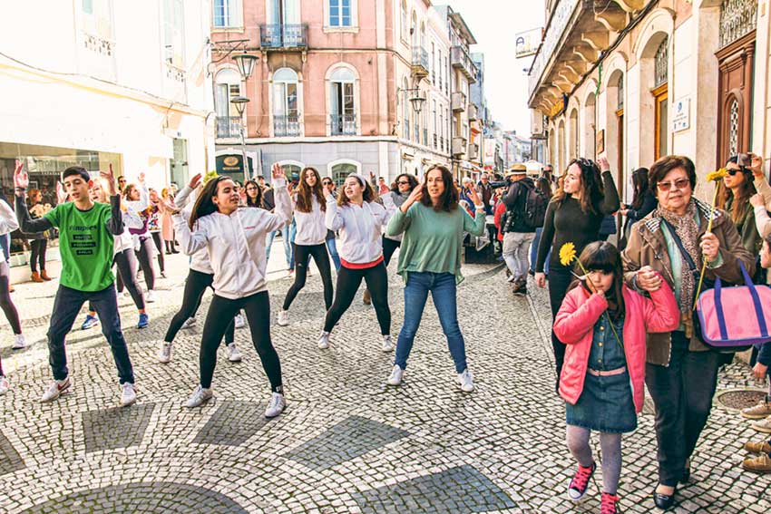 Flashmob da secção de hip hop dos Pimpões sensibiliza população para direitos das mulheres