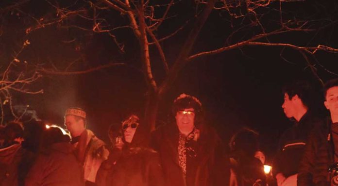 Dezenas de “viúvas” carpideiras choraram o enterro do Entrudo das Caldas da Rainha