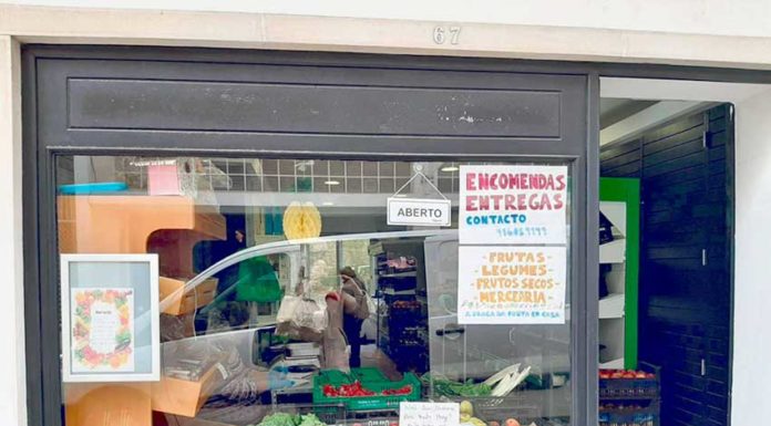 Pequenas empresas e clientes doam bens alimentares