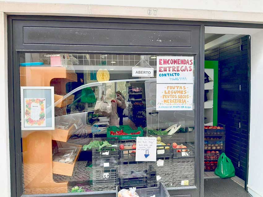 Pequenas empresas e clientes doam bens alimentares