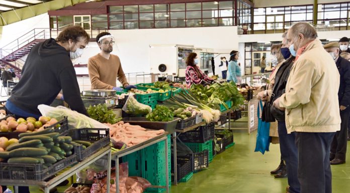 Vendedores e clientes satisfeitos com a abertura da Praça da Fruta na Expoeste