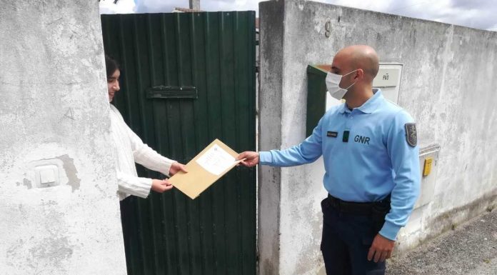 GNR distribui material pedagógico a alunos em Alcobaça