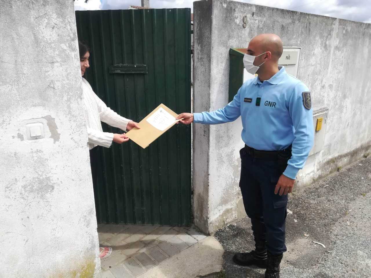 GNR distribui material pedagógico a alunos em Alcobaça