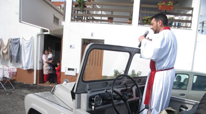 Padre de Óbidos benze população de jeep aberto