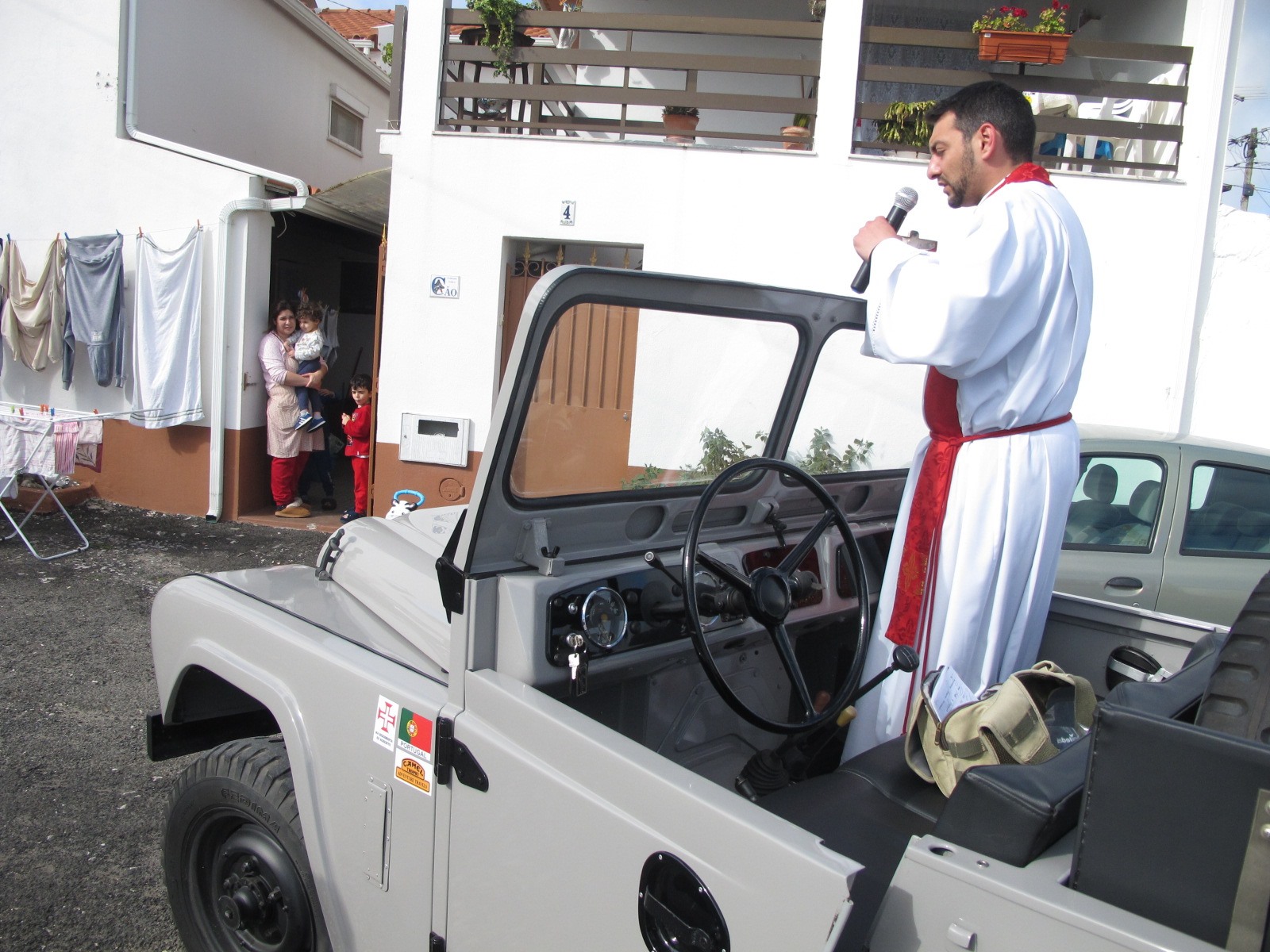 Padre de Óbidos benze população de jeep aberto