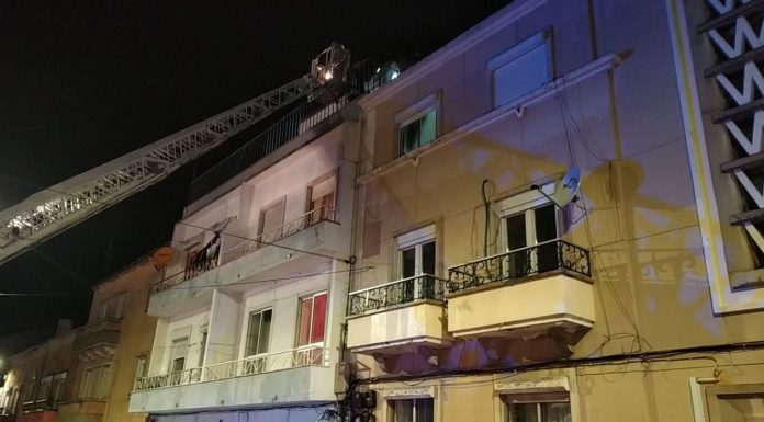 Raio atinge telhado de prédio nas Caldas