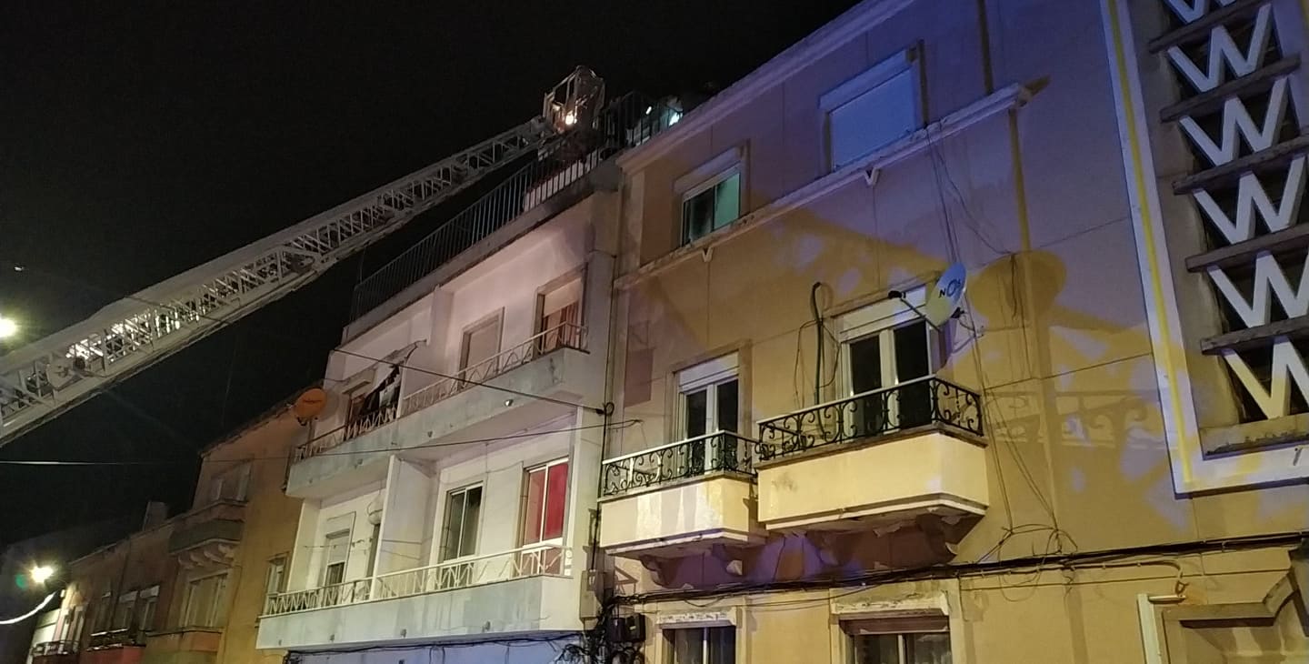 Raio atinge telhado de prédio nas Caldas