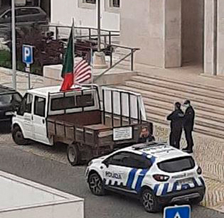PSP impede protesto de cidadão em frente ao tribunal