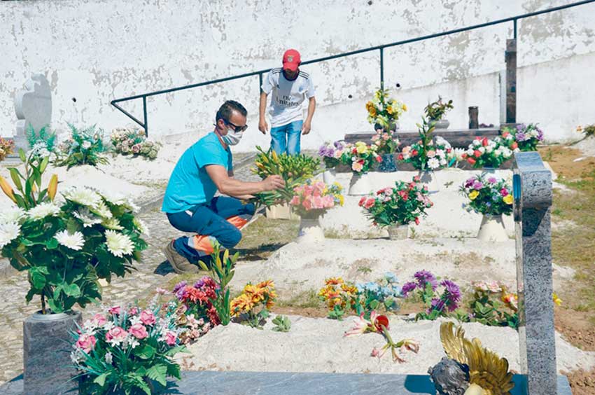 Juntas de Freguesias colocam flores  nos cemitérios para assinalar Dia da Mãe