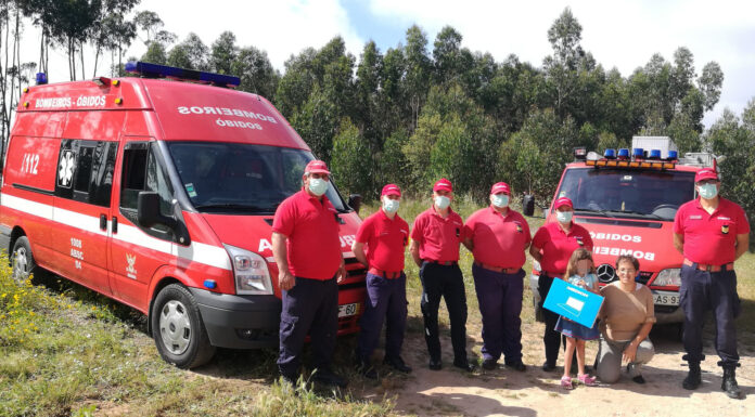 Bombeiros de Óbidos entregam computador à menina “Felicidade”