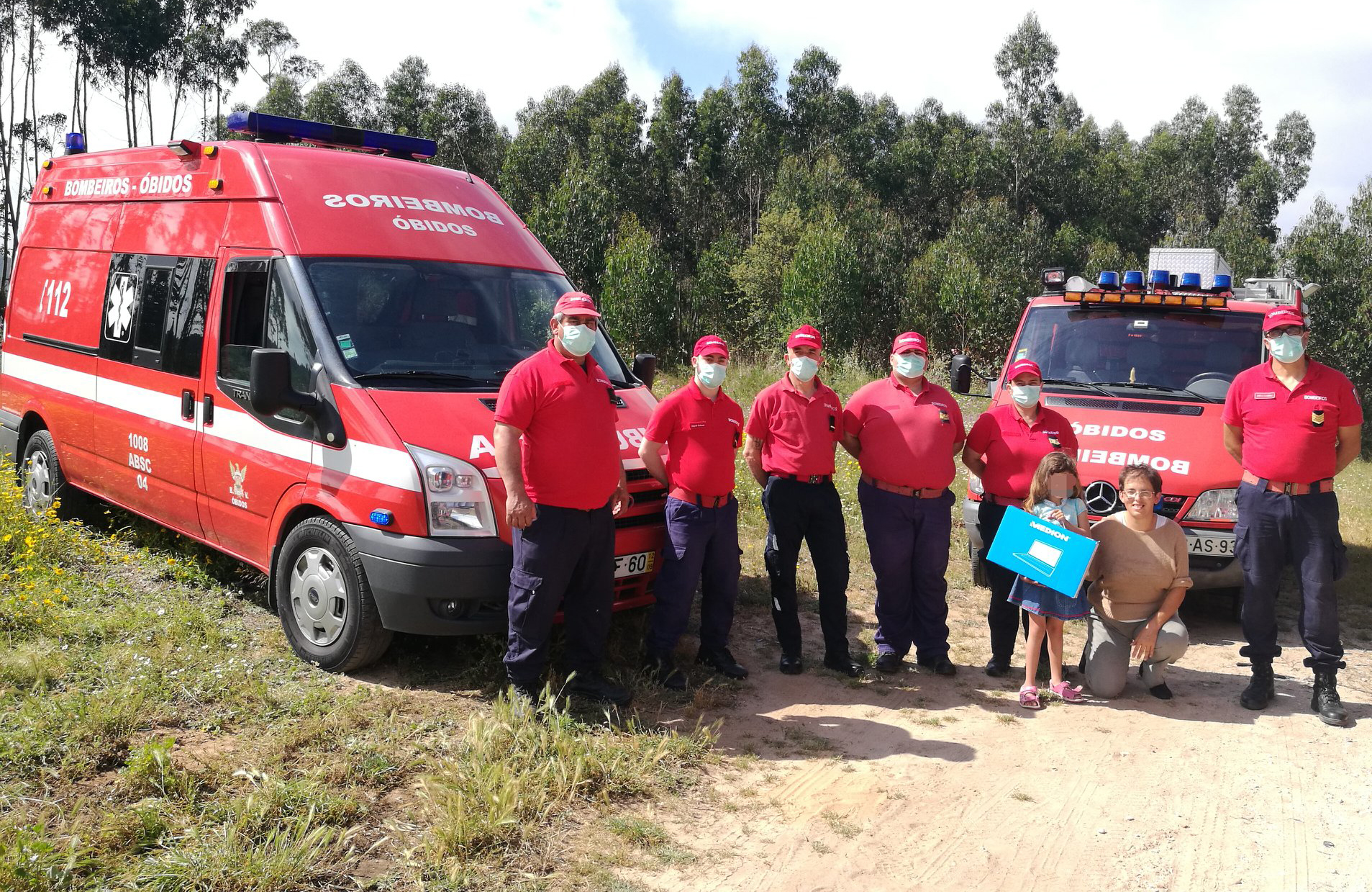 Bombeiros de Óbidos entregam computador à menina “Felicidade”