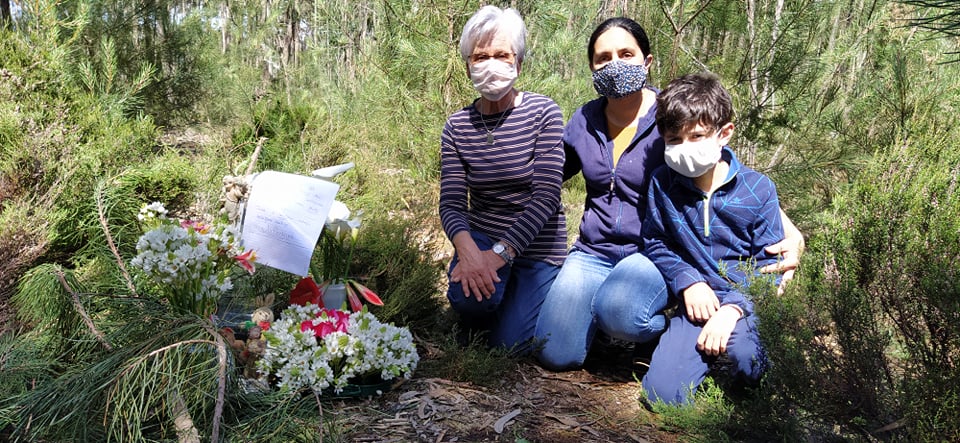 Populares depositam flores no local onde Valentina foi encontrada