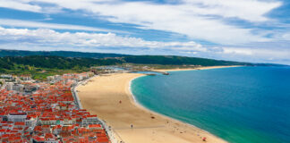 Época balnear começou no sábado com pouca afluência na praia da Nazaré