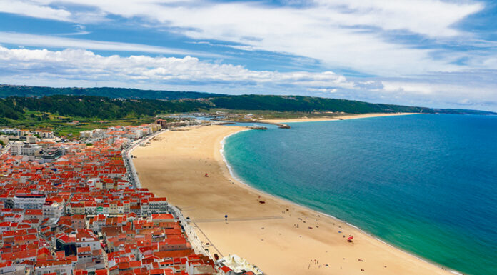 Época balnear começou no sábado com pouca afluência na praia da Nazaré
