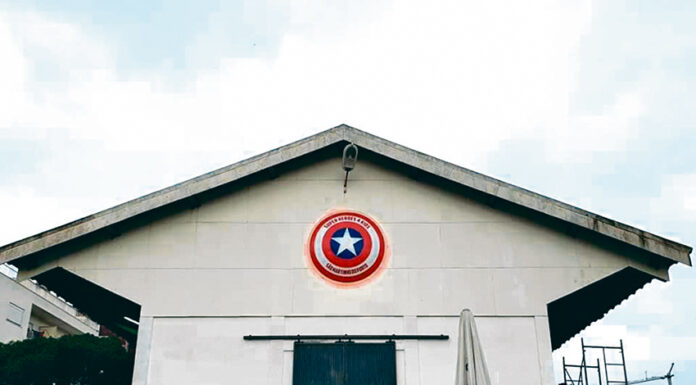 Pedro Machado veste um uniforme de super-herói para fazer sorrir crianças