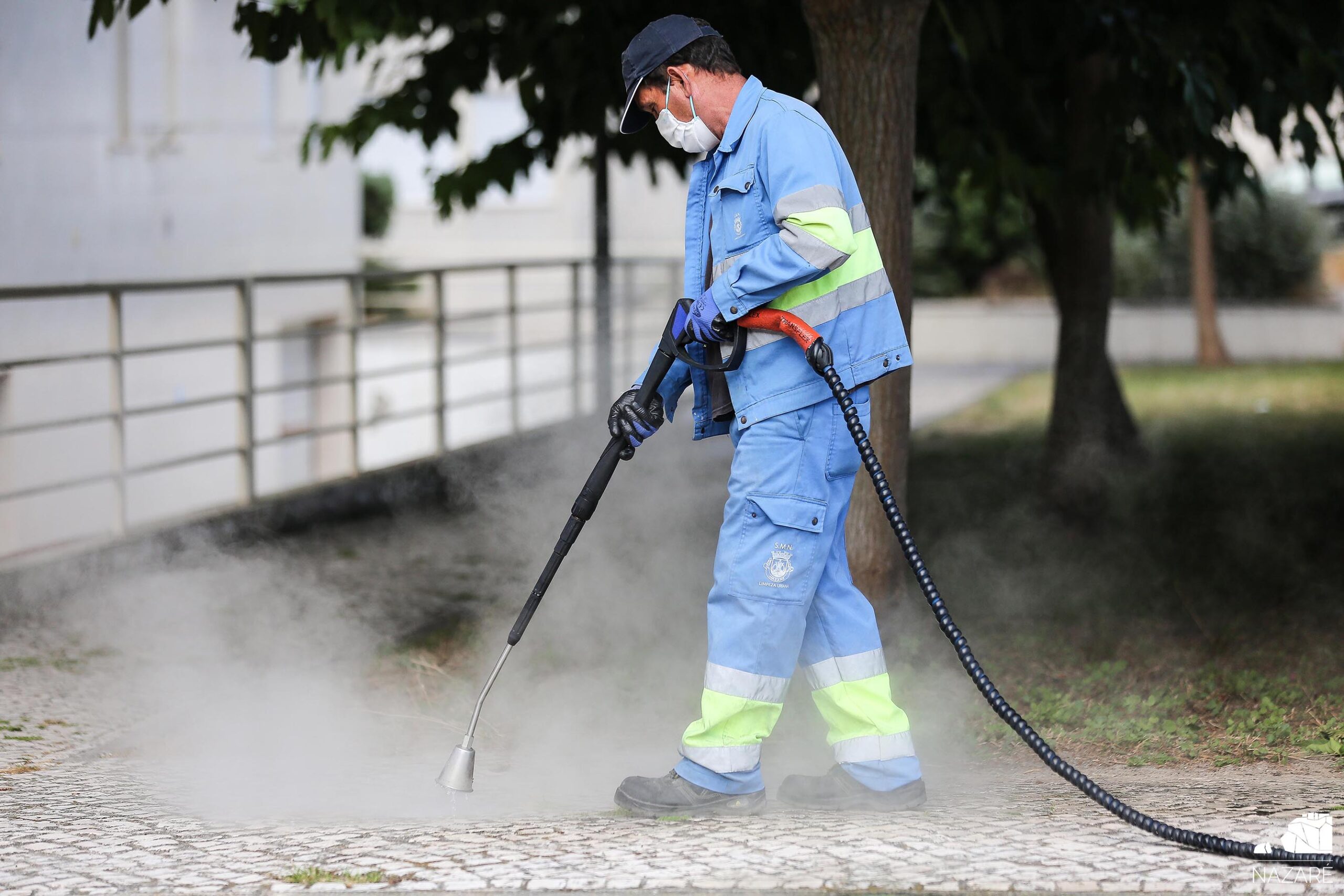Nazaré faz controlo de plantas infestantes em espaços públicos com técnica amiga do ambiente