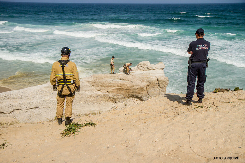 Instabilidade das arribas interdita praias no concelho de Óbidos