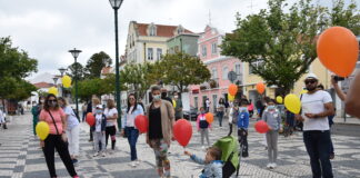 Balões e palmas em acção de sensibilização na Praça da República