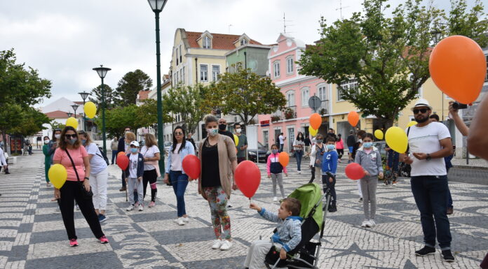 Balões e palmas em acção de sensibilização na Praça da República