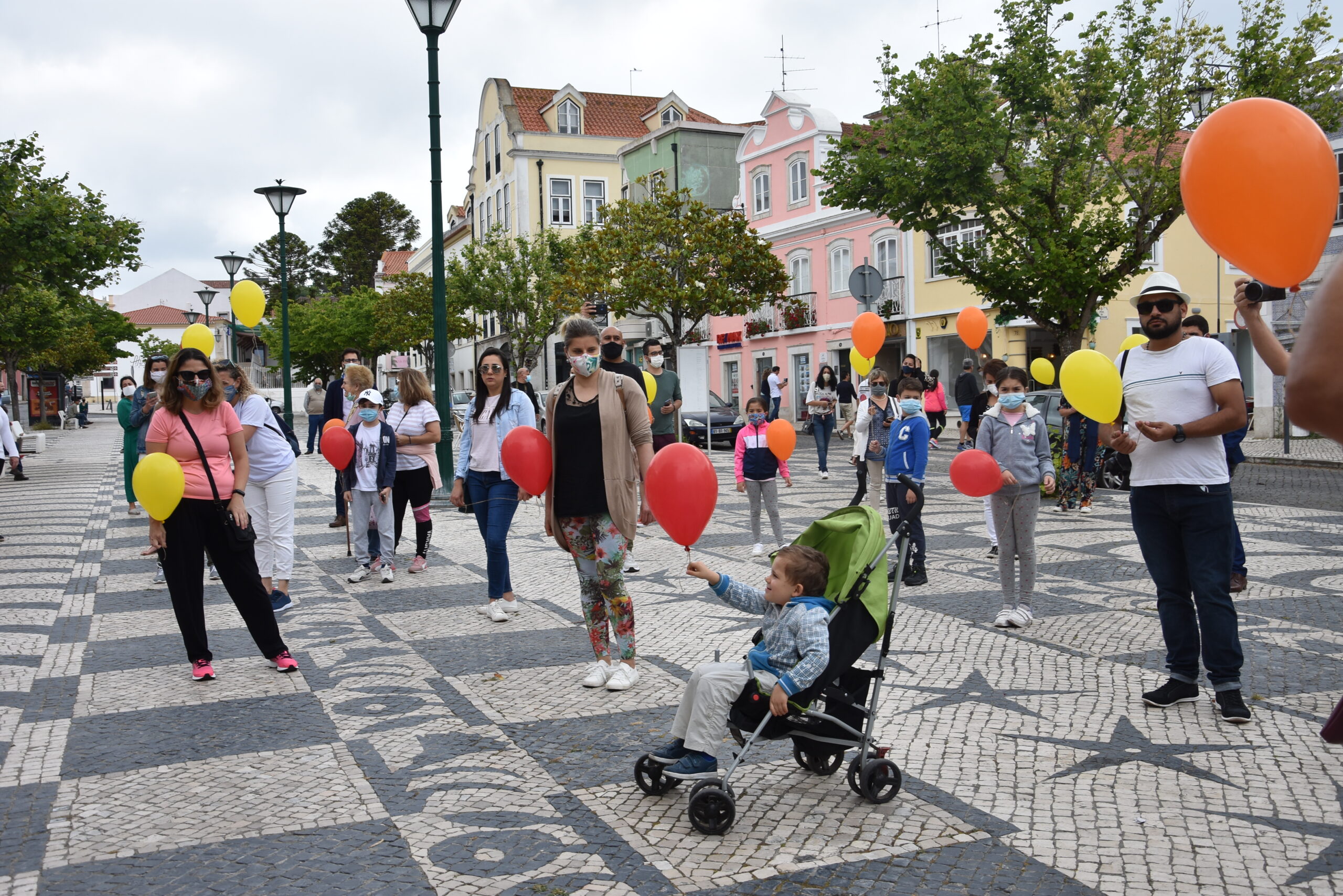 Balões e palmas em acção de sensibilização na Praça da República
