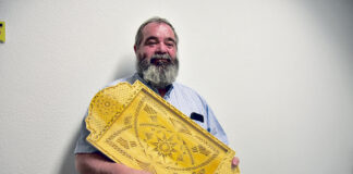 Caldense dedica-se ao artesanato em madeira