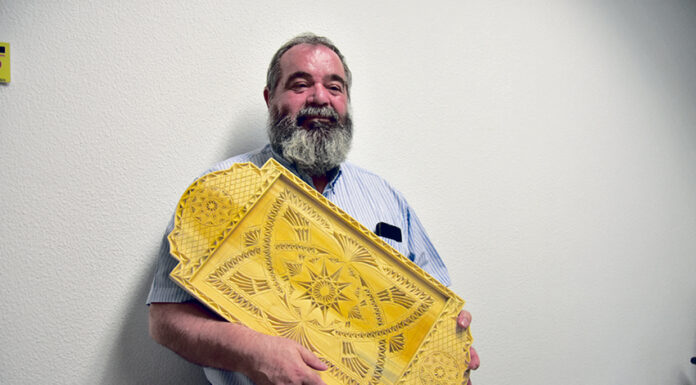 Caldense dedica-se ao artesanato em madeira